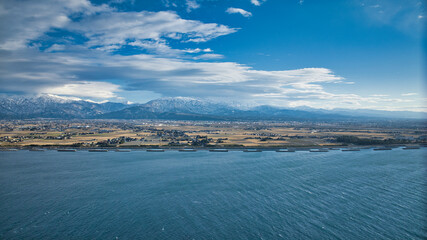 日本海の沿岸から見た黒部川扇状地や周辺の地形の様子などの風景