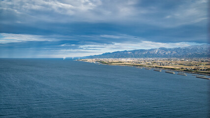 日本海の沿岸から見た黒部川扇状地や周辺の地形の様子などの風景