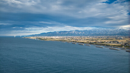 日本海の沿岸から見た黒部川扇状地や周辺の地形の様子などの風景