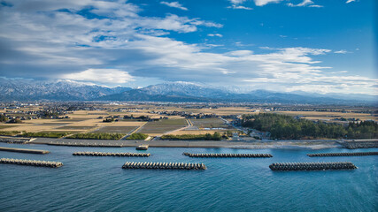 日本海の沿岸から見た黒部川扇状地や周辺の地形の様子などの風景