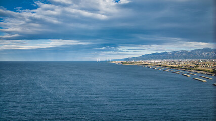 日本海の沿岸から見た黒部川扇状地や周辺の地形の様子などの風景