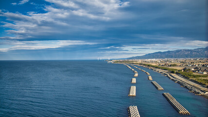 日本海の沿岸から見た黒部川扇状地や周辺の地形の様子などの風景