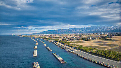 日本海の沿岸から見た黒部川扇状地や周辺の地形の様子などの風景