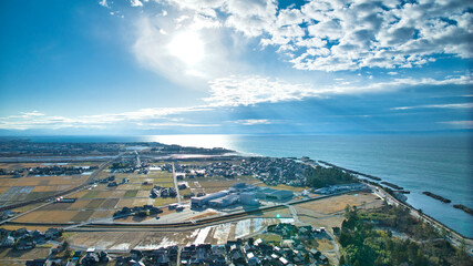 日本海の沿岸から見た黒部川扇状地や周辺の地形の様子などの風景