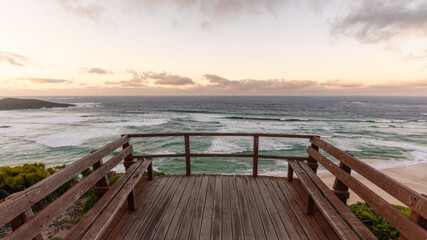 Obraz premium Wooden lookout platform facing ocean waves