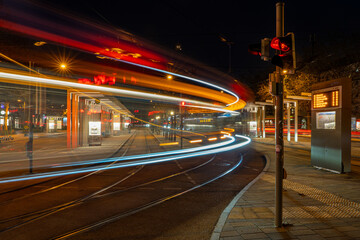 Lichtspuren der M&uuml;nchner Tram am n&auml;chtlichen Romanplatz