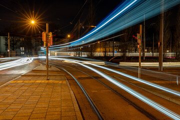 Lichtspuren der M&uuml;nchner Tram am n&auml;chtlichen Romanplatz