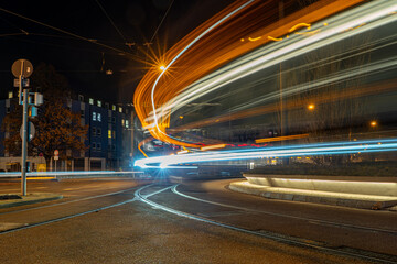 Lichtspuren der M&uuml;nchner Tram am n&auml;chtlichen Romanplatz