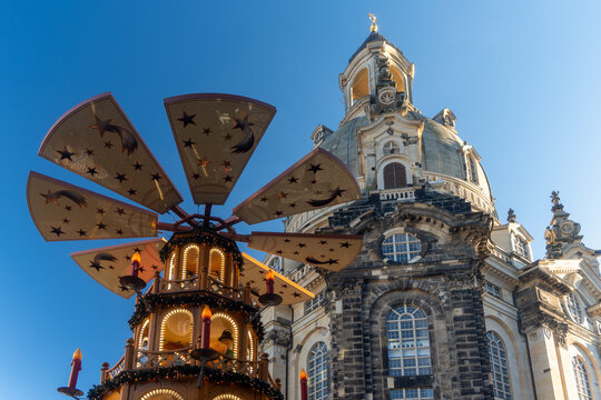 Weihnachtspyramide vor der Frauenkirche in Dresden