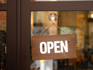 「OPEN」と書かれたカフェの看板