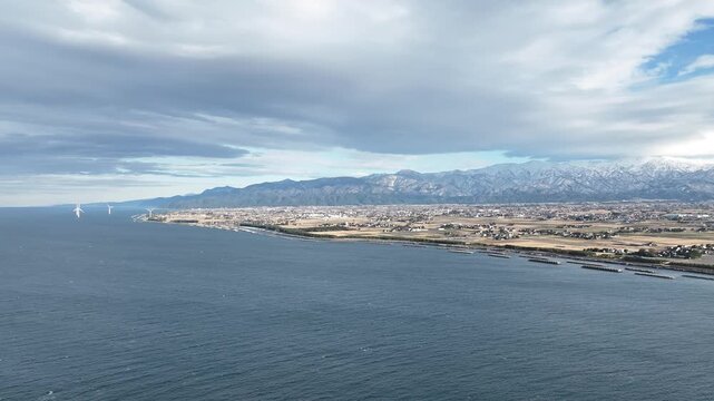 冬の海岸線からみた黒部川扇状地とその周辺の風景