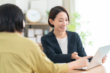 リビングで女性と商談をするビジネスウーマン