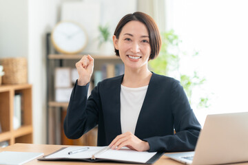 リビングで商談をするビジネスウーマン