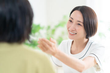 カウンセリングをする女性エステティシャン