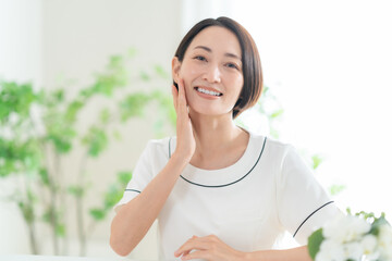 カウンセリングをする女性エステティシャン