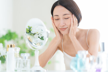 スキンケアをするミドルの女性