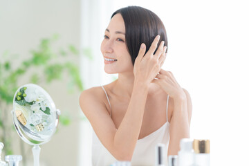 スキンケアをするミドルの女性