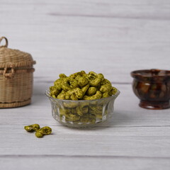 Refreshing pudina kaju featuring premium cashew nuts coated with aromatic mint (pudina) seasoning. These crunchy mint-flavored cashews offer a unique balance of cool freshness and rich nuttiness, maki © Aesthetique