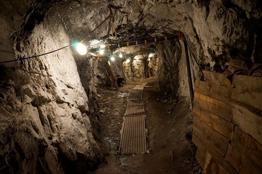 underground mining tunnel wallace idaho