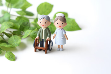 緑の中を散歩する車椅子利用者と介護士のやさしい時間（3D）／まみおデザイン福祉シリーズ
