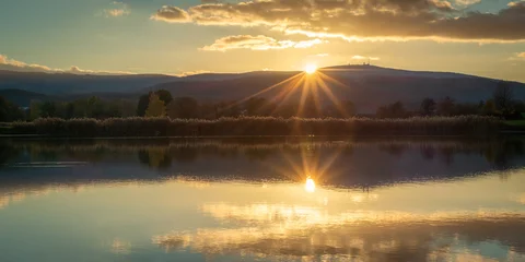 Sonnenuntergang über dem Berg Brocken im Harz - Spiegelbild auf See © kentauros
