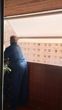 subiendo y bajando el toldo en time lapse enrollando a velocidad acelerada