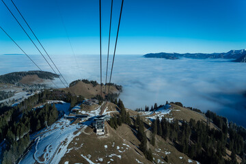 Station de t&eacute;l&eacute;cabine avec les cables et en arri&egrave;re plan la mer de brouillard dans la plaine