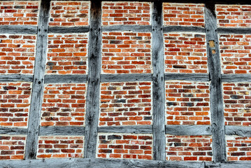 Ansicht einer fensterlosen Au&szlig;en- oder Hauswand eines mitelalterlichen Fachwerksbaus mit Gefachen, und leicht verwitterten Holzbalken