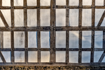 Ansicht einer fensterlosen Au&szlig;en- oder Hauswand eines mitelalterlichen Fachwerksbaus mit Gefachen, und leicht verwitterten Holzbalken