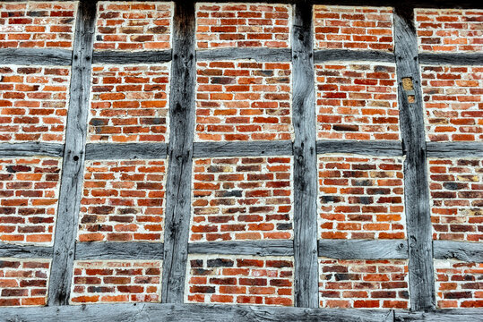 Ansicht einer fensterlosen Au&szlig;en- oder Hauswand eines mitelalterlichen Fachwerksbaus mit Gefachen, und leicht verwitterten Holzbalken