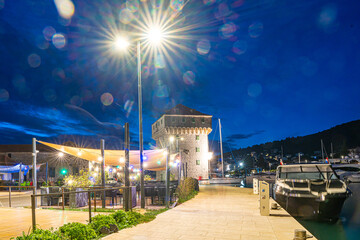 Marina nocą, to miejscowość turystyczna i mały port w pobliżu wielowiekowego dalmatyńskiego miasta – Trogiru, Chorwacja nad Morzem. Malowniczy fort, będący niegdyś pałacem biskupów z Trogiru. © Franciszek