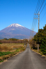 富士山へと続くまっすぐな舗装路