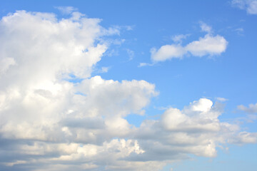 Obraz premium Fluffy White Clouds in a Bright Blue Sky copy space