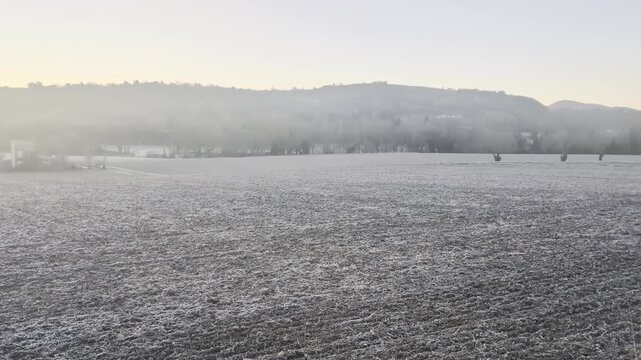 Campi gelati all'alba