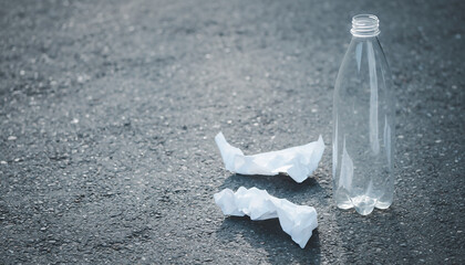 アスファルトに放置されたペットボトルとゴミ