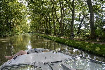 house-boat sur le canal du Midi en France