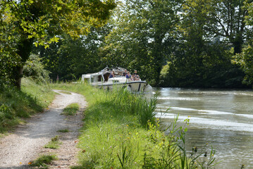 house-boat sur le canal du Midi en France