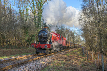 Obraz premium British Steam Locomotive 6989 Wightwick Hall in Winter Forest