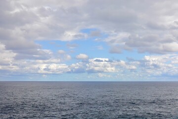 冬の曇り空と水平線　沖縄県辺戸岬