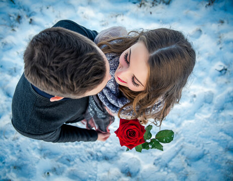Para młodych, zakochanych ludzi na romantycznym spacerze walentynkowym w zimowej scenerii