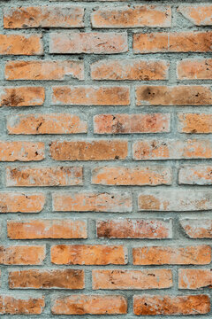 Pared de ladrillo envejecido con mortero gris y textura urbana para fondo arquitect&oacute;nico