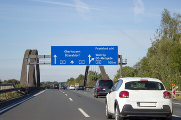 Autobahntafel auf A2 an der Br&uuml;cke &uuml;ber dem Dortmund-Ems-Kanal in Richtung Oberhausen,
