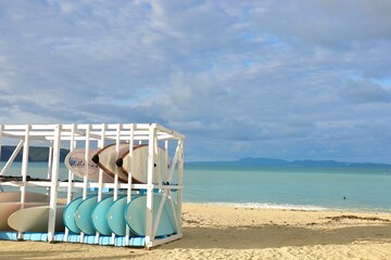 サーフボードの棚のある砂浜　オクマプライベートビーチ