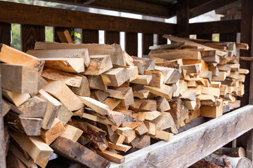 屋外の棚に積み重ねられた乾燥した薪の山