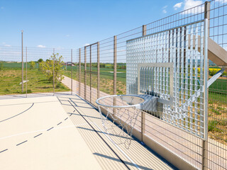 Basketballkorb auf einem Sportplatz