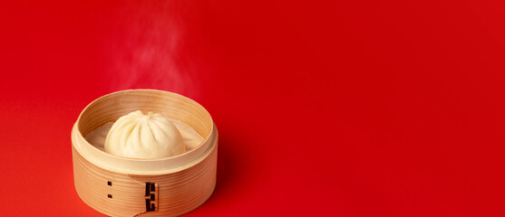 Chinese steamed bun in a bamboo steamer. steamer basket, chinese steamed bun. meat bun, pork bun, Bao, etc. 竹せいろに入った中華まん。せいろ、中華まん、肉まん、豚まん、包子など。	