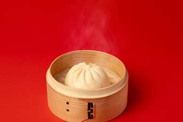 Chinese steamed bun in a bamboo steamer. steamer basket, chinese steamed bun. meat bun, pork bun, Bao, etc. 竹せいろに入った中華まん。せいろ、中華まん、肉まん、豚まん、包子など。	