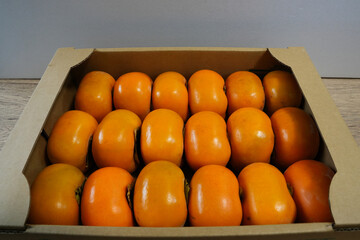 箱詰めされた平核無柿