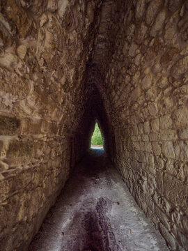 Un passage dans un tunnel vout&eacute; sur le site arch&eacute;ologique de Becan, Campeche, Mexique.