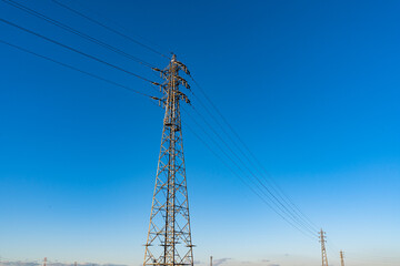 青空と送電線と鉄塔